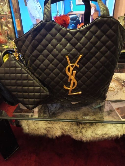 sac à main de couleur noire